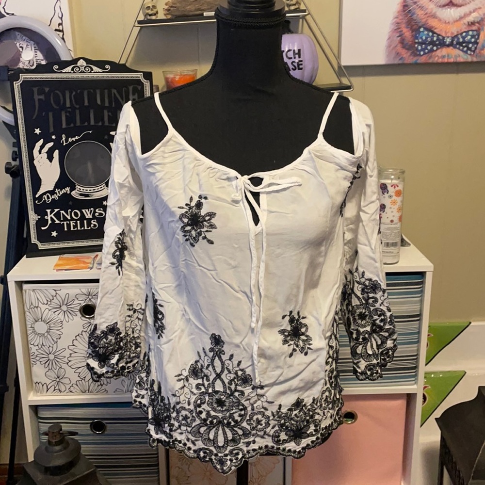 🔥White, black embroidery small tank with sleeves🔥
